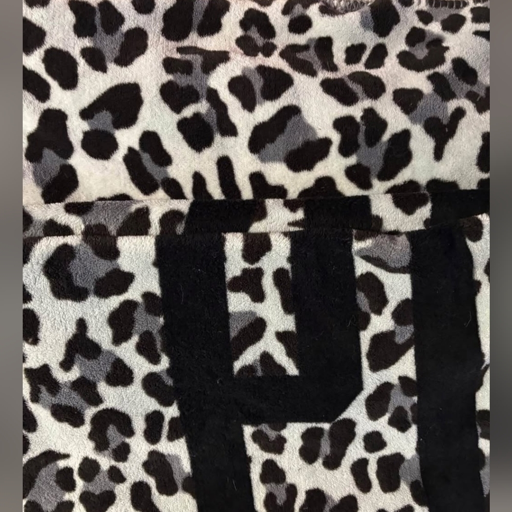 UFT PINK Victoria's Secret  GRAY Leopard blanket